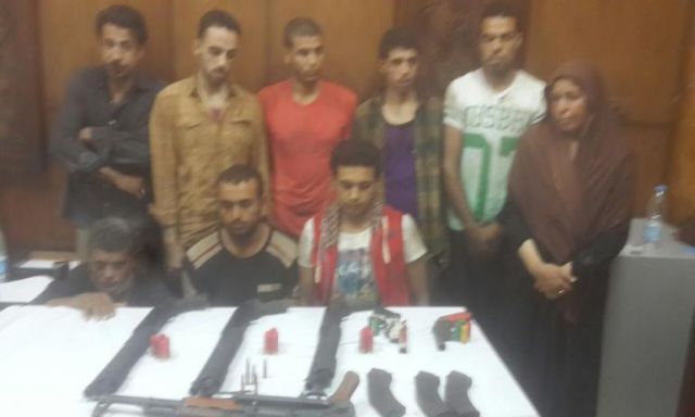 بالصورة القبض على مجموعة من العناصر الإجرامية بحوزتهم أسلحة نارية فى دار السلام