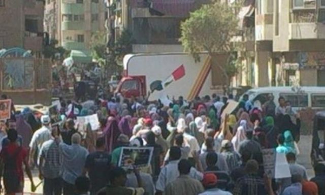 أنصار مرسى يهتفون ضد انقطاع الكهرباء في المعادي