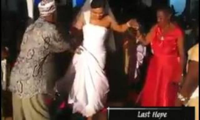 بالفيديو: عروس تمشي على ظهر ”العوانس” لجلب الحظ