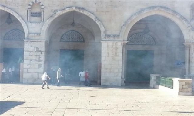 قوات الاحتلال تصيب عشرات المصلين وتمنعهم من الدخول للمسجد الأقصى