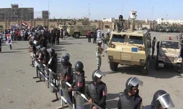 انتشار مكثف لقوات الأمن حول أكاديمية الشرطةتحسبا لوقوع اشتباكات بين أنصار مبارك وأهالي الشهداء