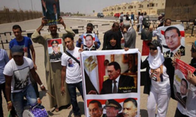 أنصار مبارك وأهالي الشهداء يتبادلون الهتافات المعادية في محيط أكاديمية الشرطة