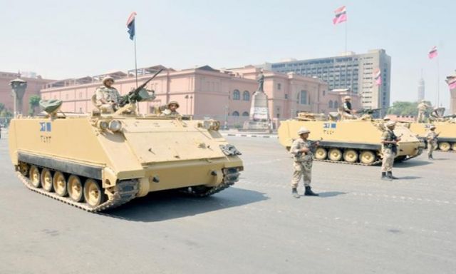 آليات عسكرية على مداخل ميدان التحرير