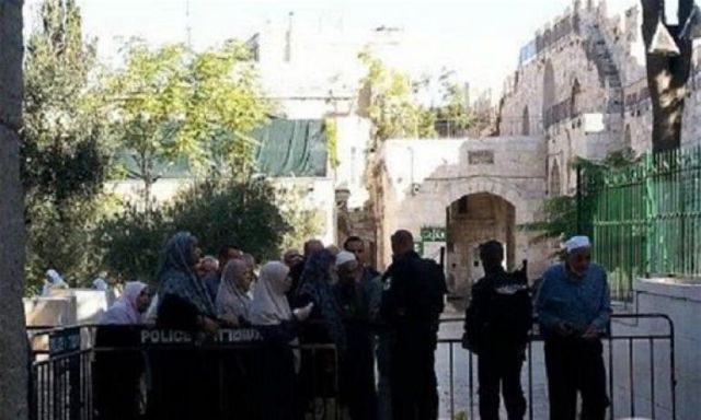 الاحتلال الإسرائيلي يحتجز مواطنى غزة على أبواب الاقصى