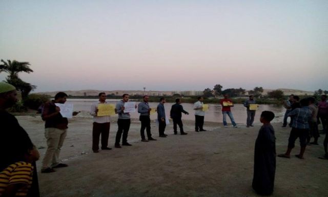 سلسلة بشرية لشباب سمالوط  أمام معدية الموت بالمنيا