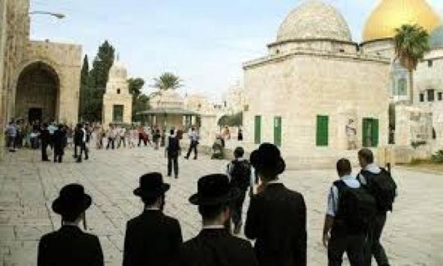 المستوطنون اليهود يقتحمون من جديد  المسجد الأقصى في حراسة الشرطة