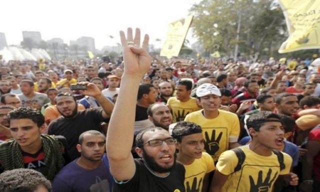 الشرطة تطارد مسيرة لأنصار مرسي في شارع جامعة الدول العربية