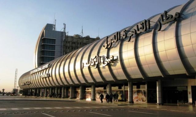 آهالي أسر الشهداء يُغادرون مطار القاهرة لأداء مناسك العمرة