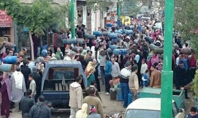 أهالى قرية الحامول بمحافظة كفر الشيخ يتظاهرون ”بأنابيب الغاز الفارغة”