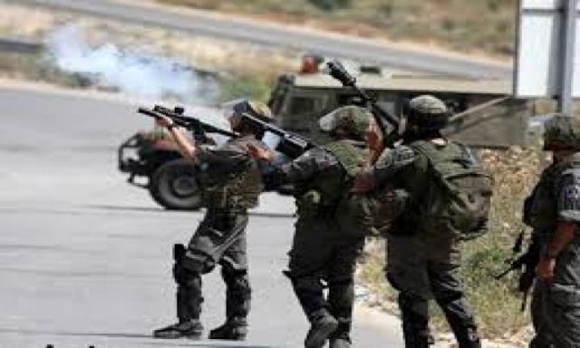 قوات الاحتلال تطلق النار على منازل المواطنين شرق خان يونس