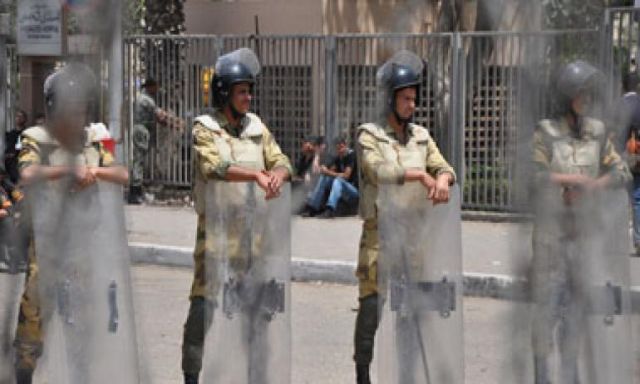 الجيش يغلق الشوارع المؤدية إلى وزارة الدفاع