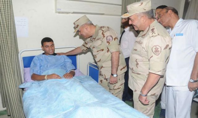 وزير الأوقاف يقوم بزيارة مصابى الحادث الإرهابى بالمجمع الطبى للقوات المسلحة