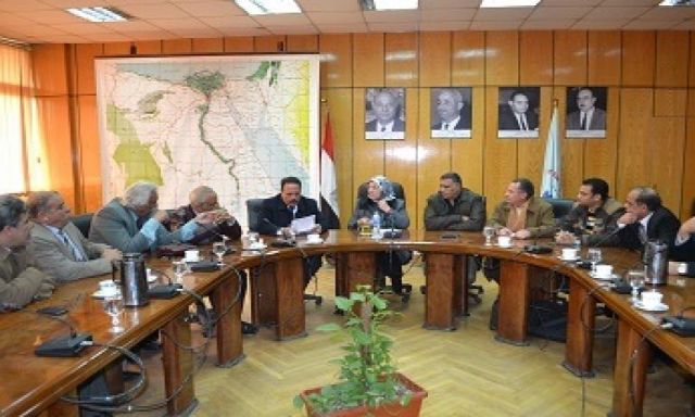 ”عشري” تعقد اجتماعا عاجلا مع اتحاد العمال لدراسة إجراءات وترتيبات عودة العمالة المصرية من ليبيا