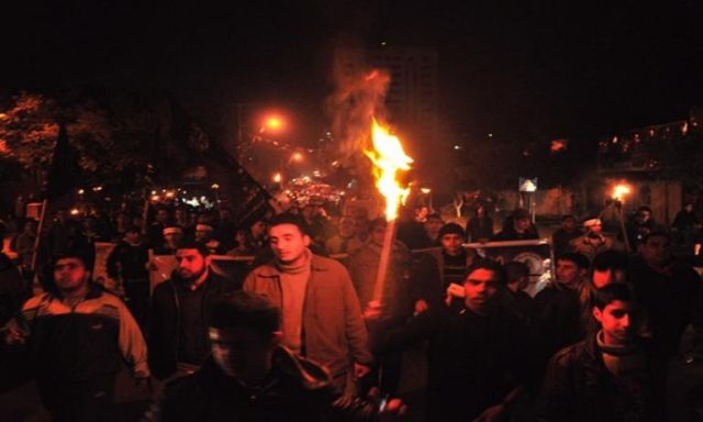 مسيرة بالشموع في رام الله تنديدا بجريمة قتل المصريين بليبيا