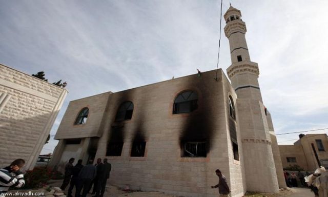 مستوطنون يحرقون مسجد جنوب الضفة الغربية