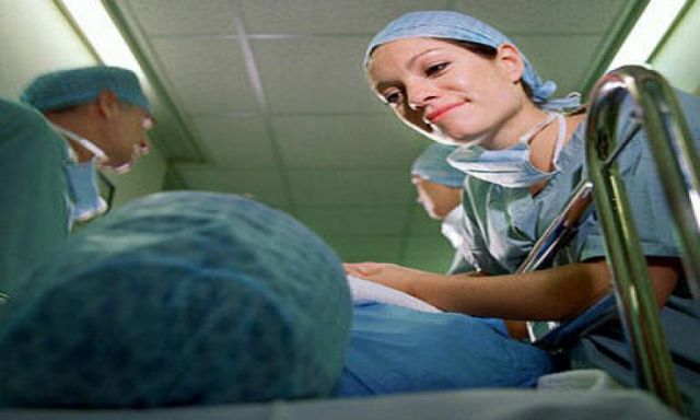 ممرضات داخل مستشفي جهينة بسوهاج  يقمن بإجراء العمليات