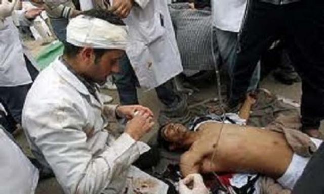 أطباء التحرير” تطالب بسرعة وجود أطباء عظام  أمام وزارة الدفاع” لإنقاذ المصابين