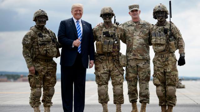 ترامب مع الجنود