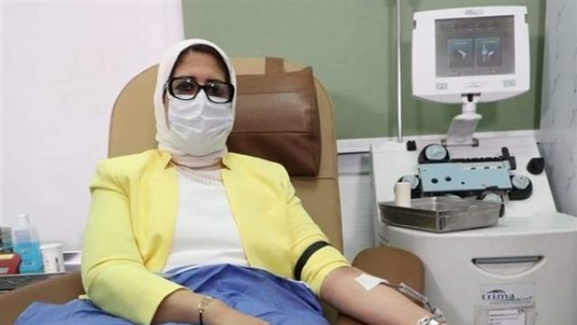 وزيرة الصحة تتبرع بالدم وتدعو المواطنين للتبرع