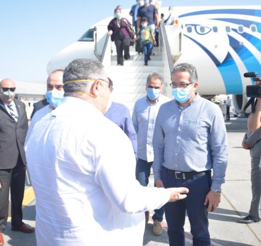 محافظ البحر الأحمر يستقبل وزيرا السياحة والطيران لتفقد مطار الغردقة