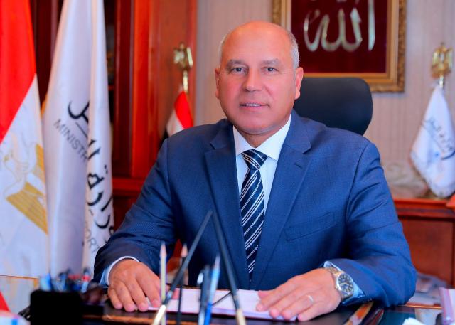 بالصور.. وزير النقل يُتابع وصول المصريين العائدين من السعودية