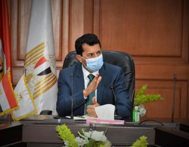 عاجل.. وزير الشباب والرياضة يعلن شروط التراجع عن قرار استئناف الدوري العام