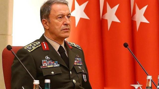 وزير الدفاع التركي يتفقد سفينة حربية تركية قبالة السواحل الليبية