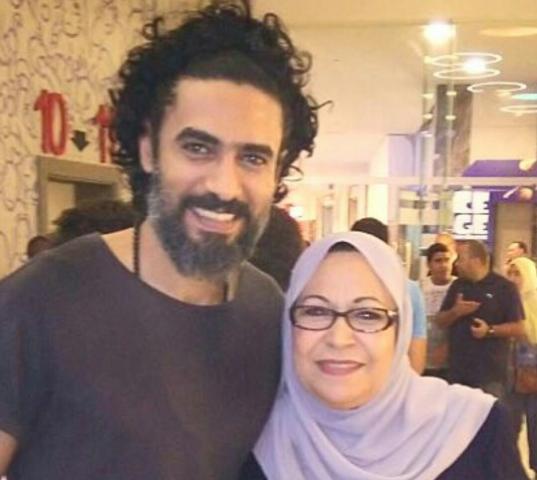 والدة محمد علاء تخضع لعملية جراحية.. والأخير يطلب من جمهوره الدعاء لها