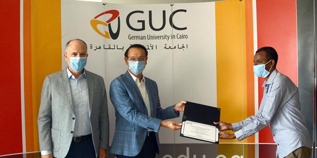 الجامعة الألمانية بالقاهرة تكرم الحائز على أول عضوية شرفية مصرية بالأكاديمية الافريقية