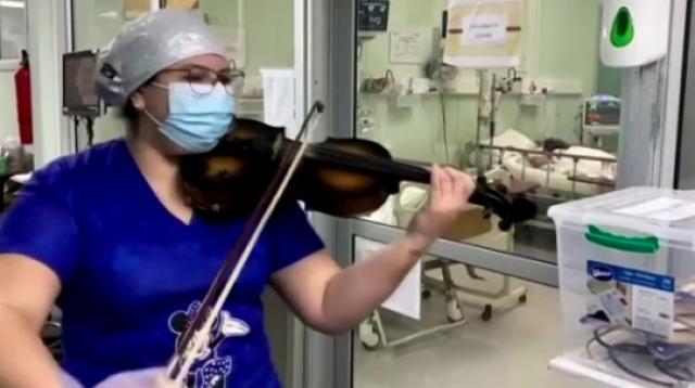 ممرضة تعزف مقطوعات موسيقية