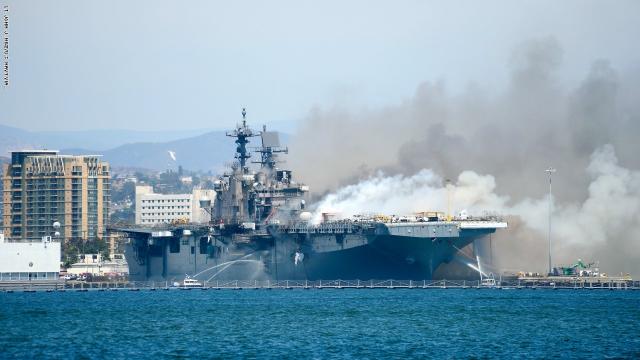 حريق على متن سفينة حربية أمريكية يتسبب في إصابة 21 شخصا