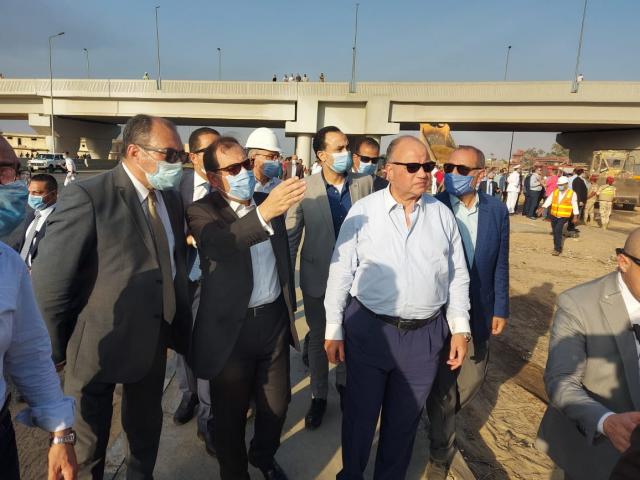 وزير البترول ومحافظ القاهرة يتفقدان موقع حريق خط البترول المغذى لمسطرد