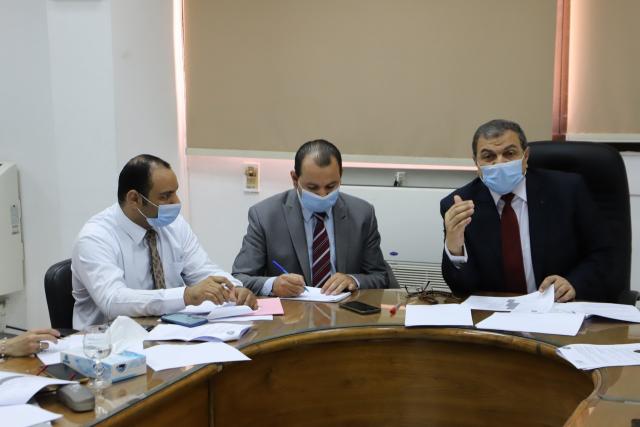محمد سعفان وزير القوي العاملة خلال الاجتماع