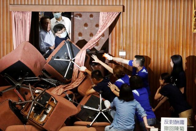 اشتباكات داخل البرلمان التايواني بسبب المحسوبية