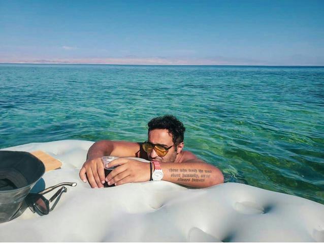 ”تحت أشاعة الشمس في البحر”.. أحمد فهمي يستمتع بالأجازة الصيفية في سيناء