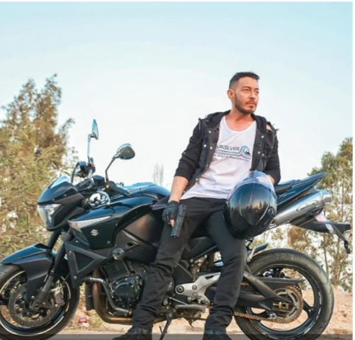 أحمد زاهر يودع الديكور الخاص بفيلم ”زنزانة 7” علي دراجة نارية