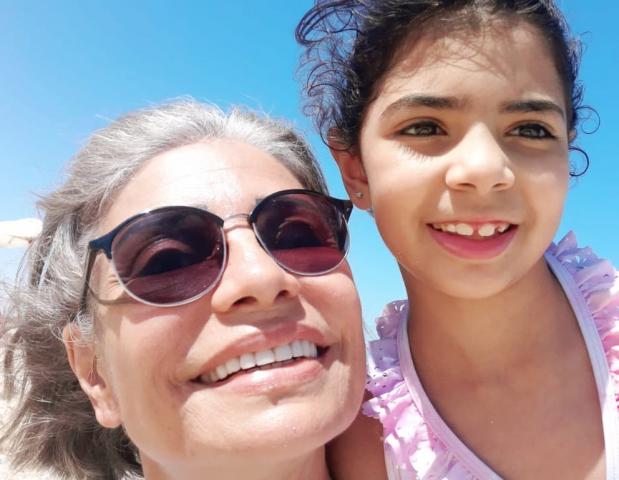 صور.. سوسن بدر تستمتع بالصيف برفقة ”مايا” أصغر أحفادها على البحر