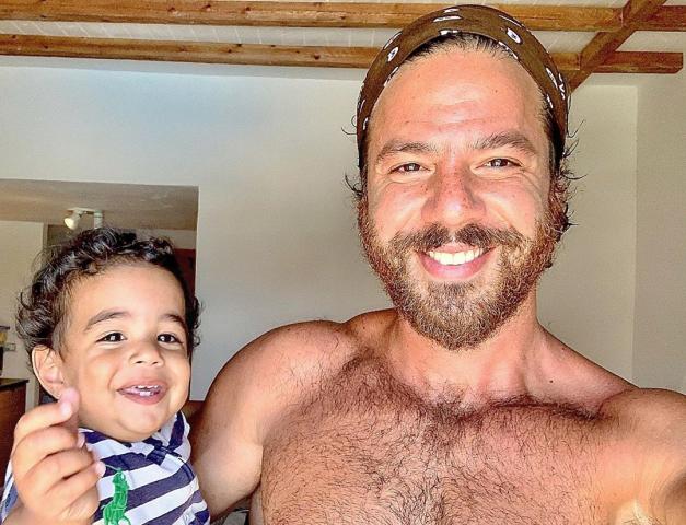 صورة.. عمر الشناوي يستمتع بإجازة الصيف مع ابنه