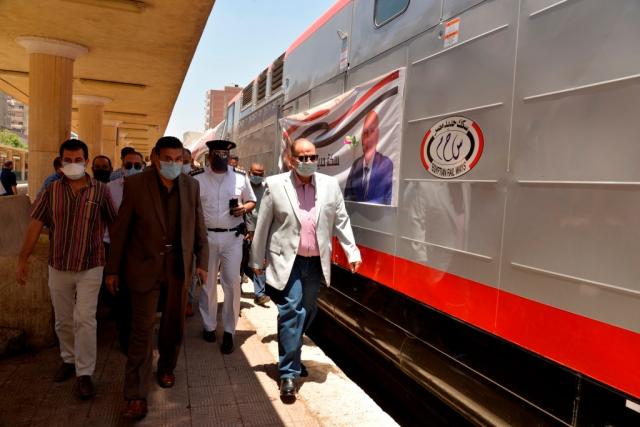 بالصور .. محافظ أسيوط يشهد انطلاق  أحد القطارات الجديدة عالي المستوى