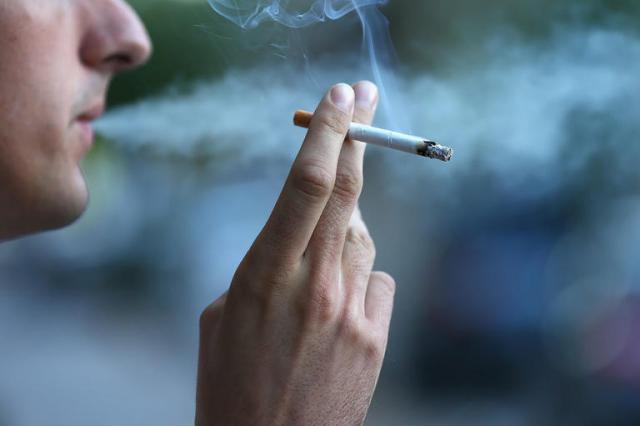 السيجارة والفيروس ..دراسة طبية تؤكد أن كورونا يصيب المدخنين بالجنون