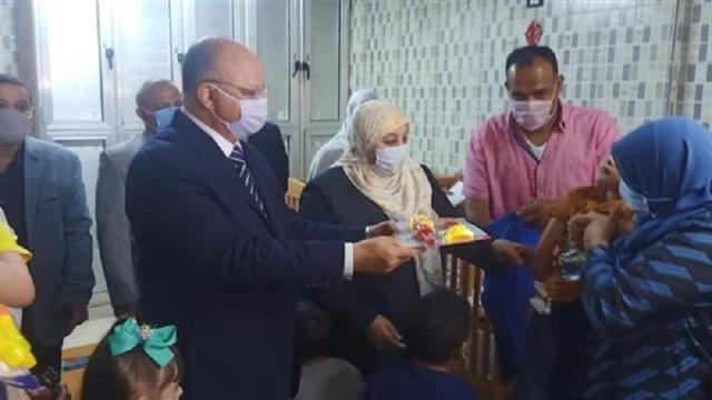 محافظ القاهرة يوزع الهدايا على الأطفال بدار أيتام بمناسبة عيد الأضحى