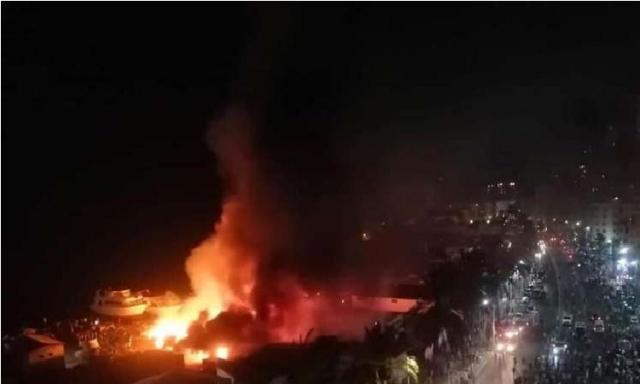 الحماية المدنية تسيطر على حريق ورش السفن بمنطقة رأس التين بالإسكندرية