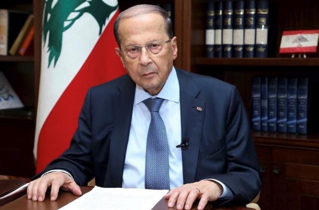 الرئيس اللبناني يقوم بجولة تفقدية في موقع انفجار مرفأ بيروت