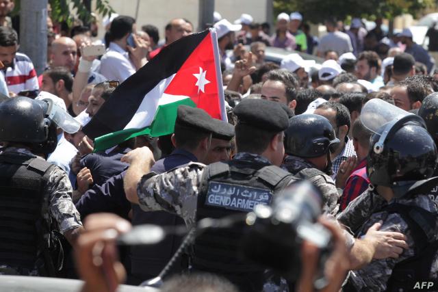 قوات الأمن الأردنية تستخدم الغاز المسيل للدموع لتفريق محتجين موالين للإخوان المسلمين