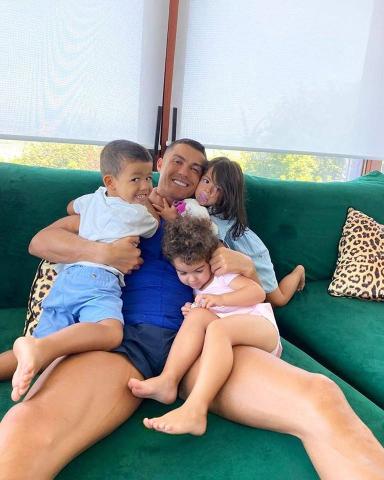 رونالدو يحتفل بالإجازة برفقة أطفاله عبر انستجرام