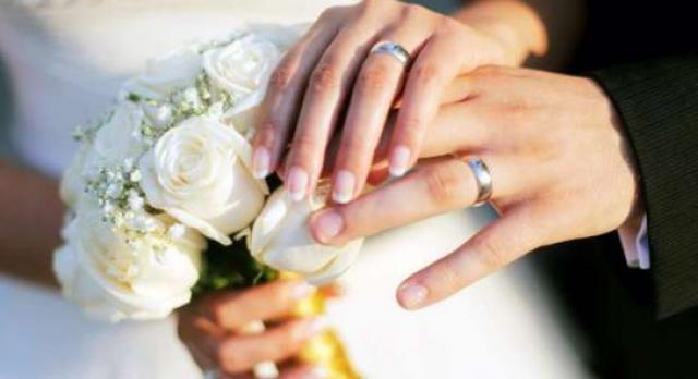 ما حكم الاحتفال بالزفاف في بيت الزوجة وشراء مستلزمات الزواج من المهر؟