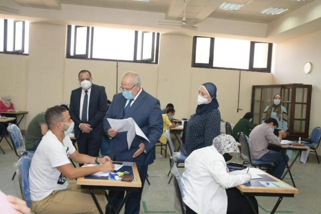 رئيس جامعة القاهرة يتابع امتحانات الفرق النهائية من خلال غرفة العمليات الإلكترونية