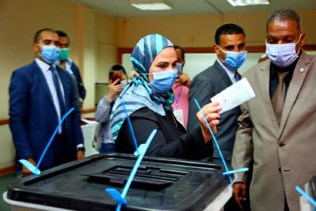 نيفين القباج  تدلي بصوتها في انتخابات مجلس الشيوخ
