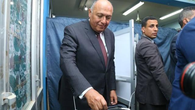 بالصور .. وزير الخارجية يدلى بصوته فى انتخابات الشيوخ