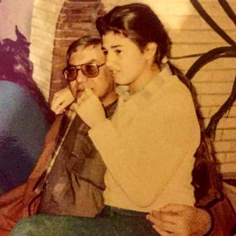 رانيا فريد شوقي تنشر صورة نادرة مع وحش الشاشة في الطفولة